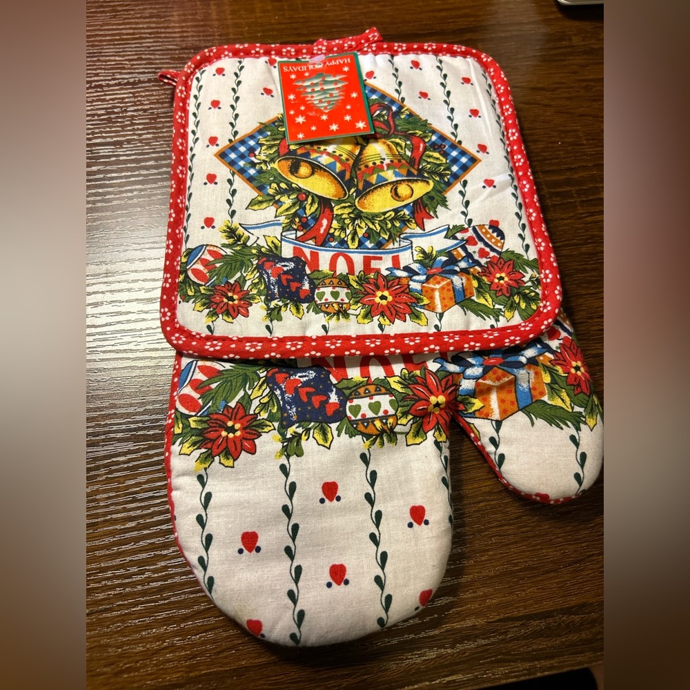 NWT Vintage/Retro Ashford Textiles Christmas Oven Mitt Potholder Set
